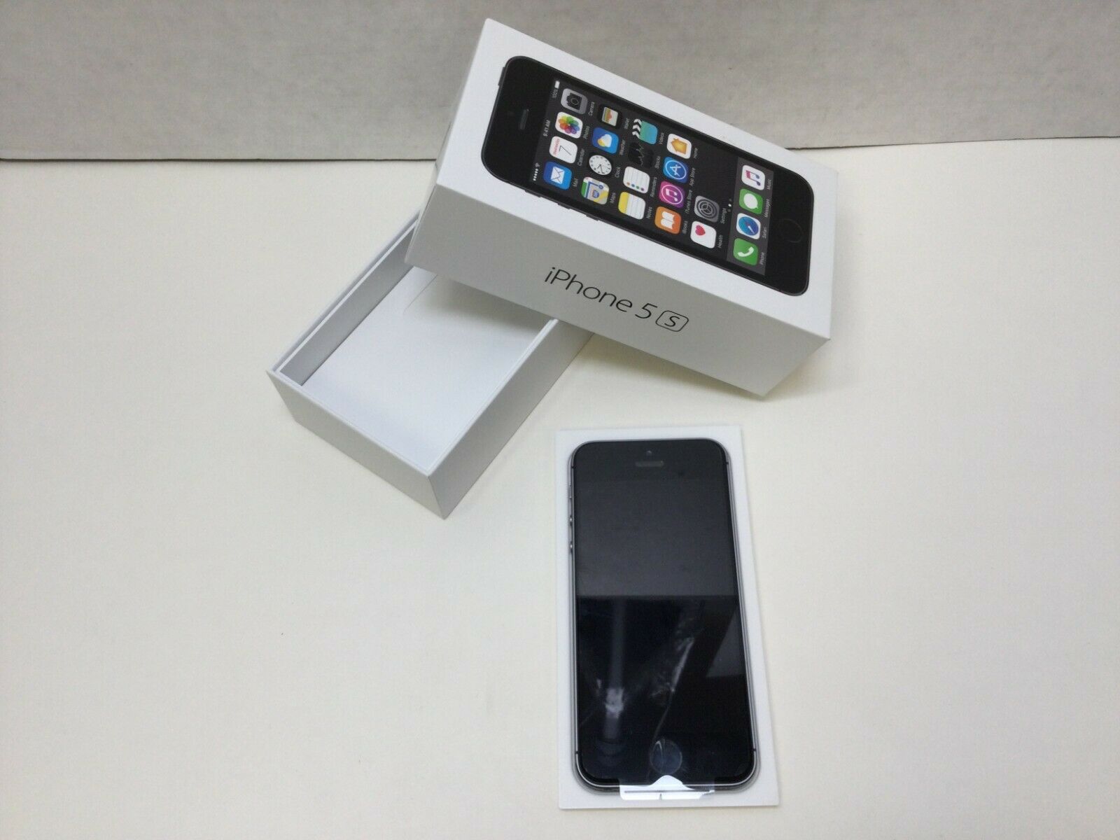 Apple Iphone 5s Space Gray ~ Sold For Parts Only ~ PHONE WILL NOT ACTIVATE
